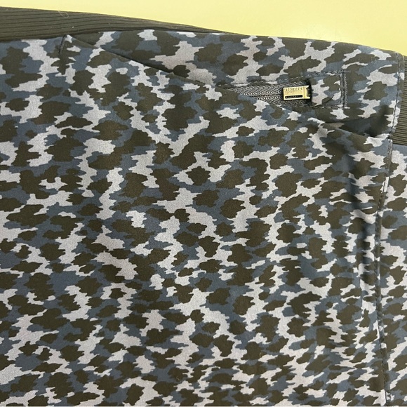 Athelta Brooklyn printed short size 4 - Picture 3 of 6